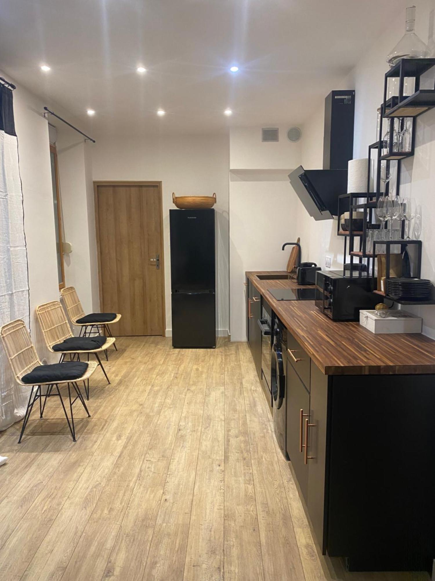 Bel Appartement En Plein Coeur De Carpentras Exteriör bild