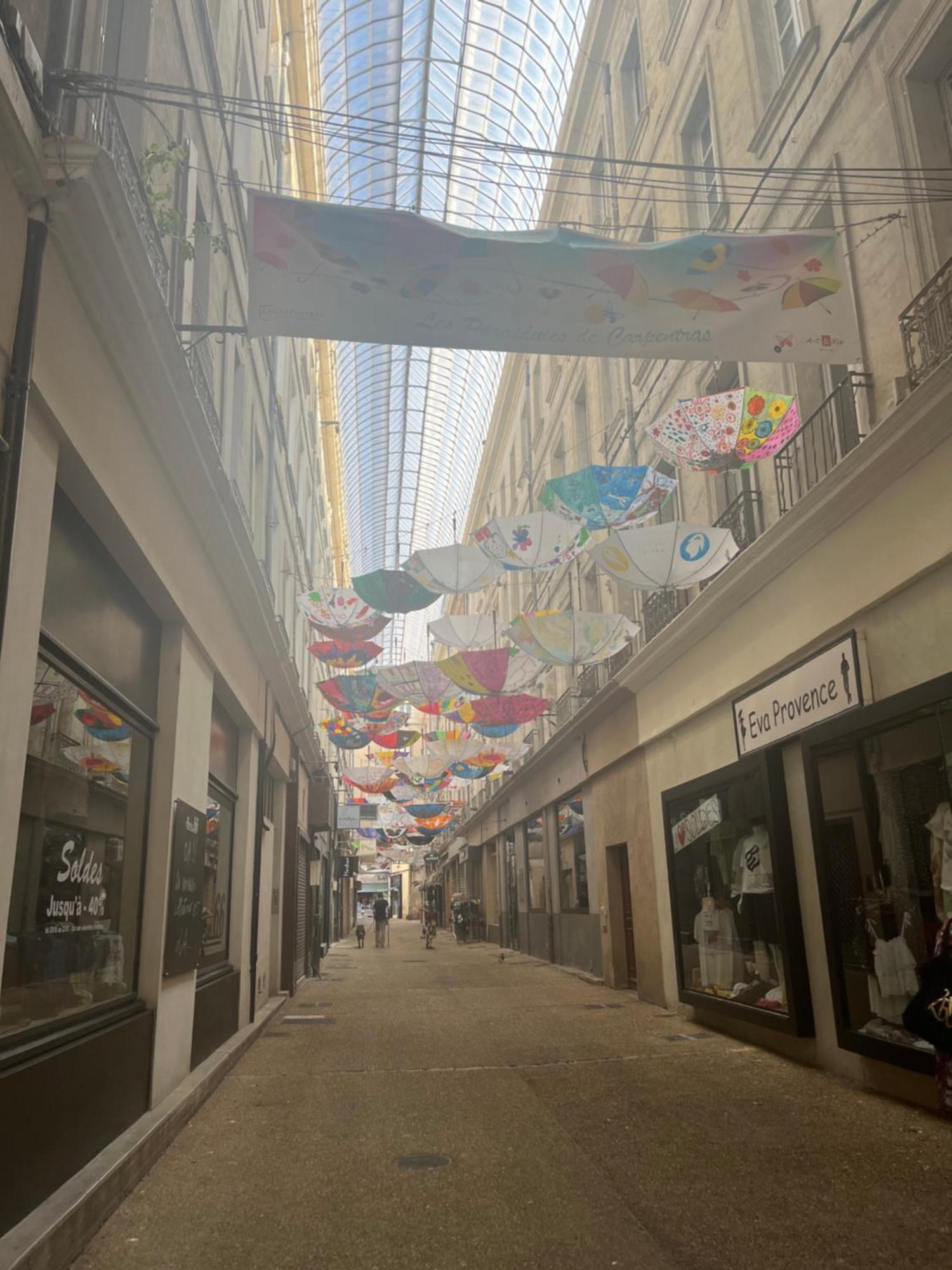 Bel Appartement En Plein Coeur De Carpentras Exteriör bild